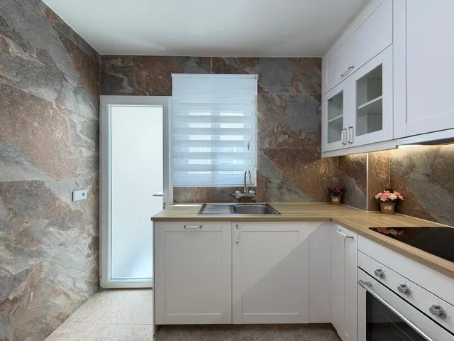 Apartamento totalmente reformado con vistas al mar y a 100 metros del puerto. con 3 dorm. 2 baños. superficie de 100 m2. — 11