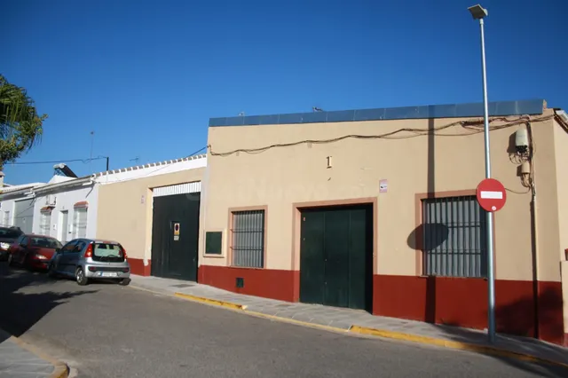 Local, oficina y cochera de alquiler en un mismo conjunto. - foto 2