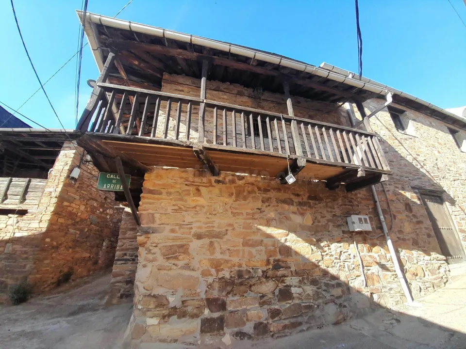 CASA ESTILO RUSTICO CON JARDIN EN CANEDO. EL BIERZO