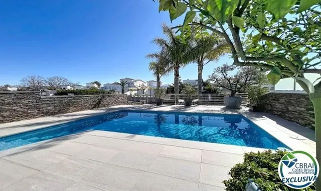 Casa renovada al sur, con piscina y acceso a un canal amplio - foto 4