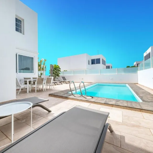 Villa con piscina privada y gran potencial en Playa Blanca — 3