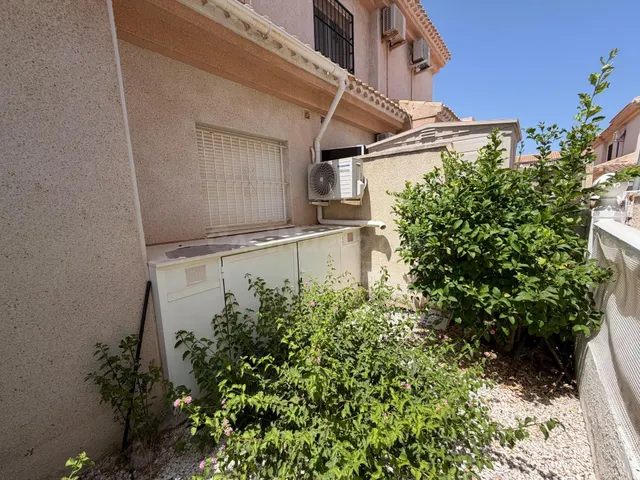 Amplia casa adosada en Playa Flamenca, cerca del Bulevar La  - foto 4