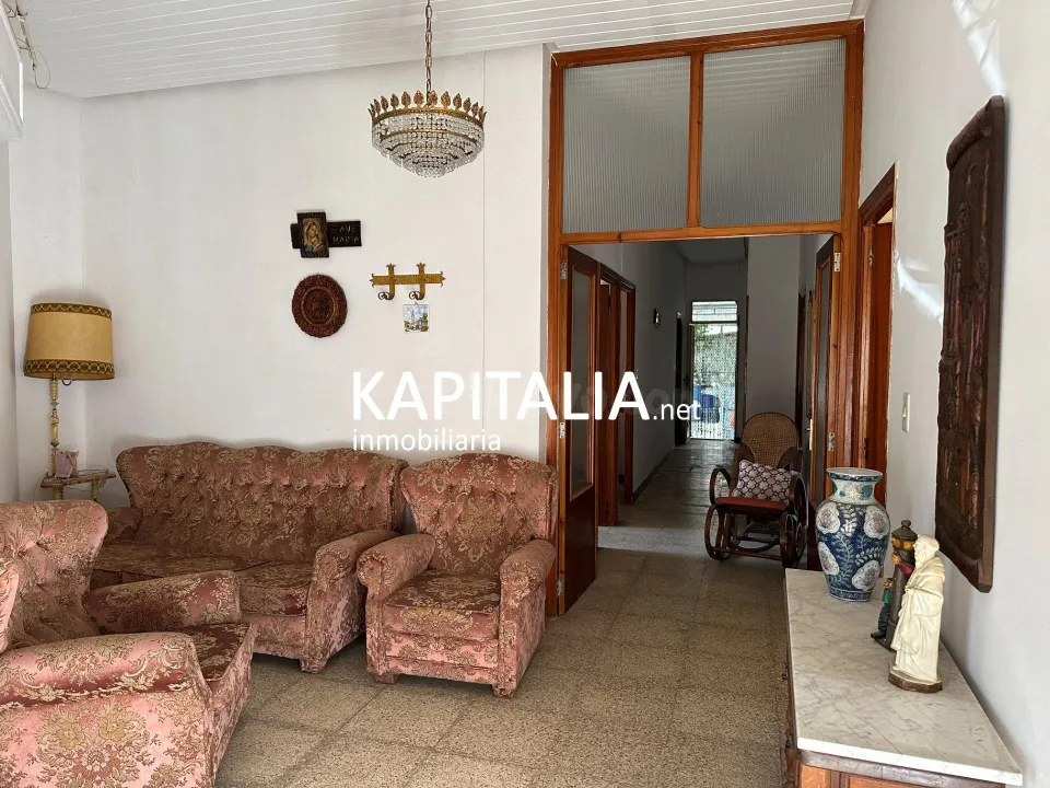 Casa en VENTA en Canals, barrio de La Torreta, con garaje privado, patio y gran potencial