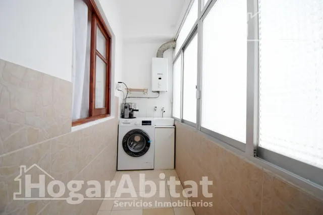 MUY AMPLIO CON 4 DORMITORIOS Y TERRAZA EN EL CENTRO — 35