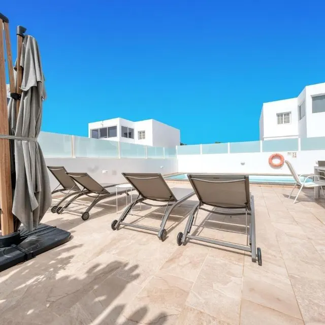 Villa con piscina privada y gran potencial en Playa Blanca — 4