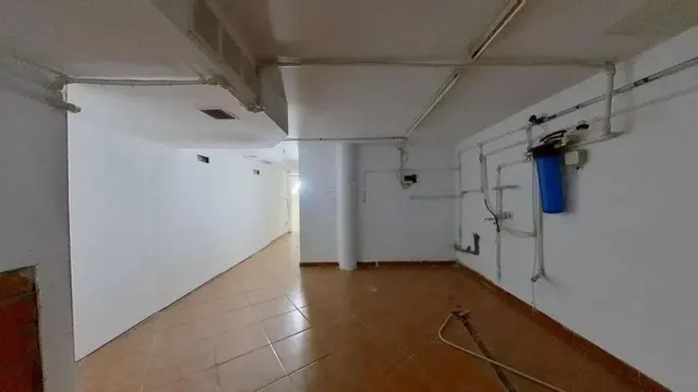 LOCAL EN VENTA EN EL PRAT DE LLOBREGAT (Barcelona). — 42