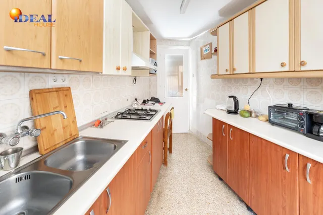 Venta de piso de 4 dormitorios y 2 baños en Granada (Zona Centro) — 9