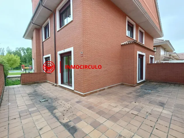 Exclusivo Chalet Pareado Junto al HUBU: Tu Oasis Urbano en Burgos — 28