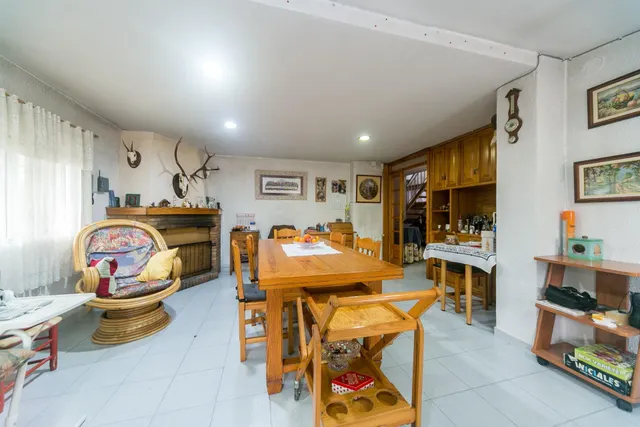 Gran complejo a pie de AP-7 en Bellaterra — 42
