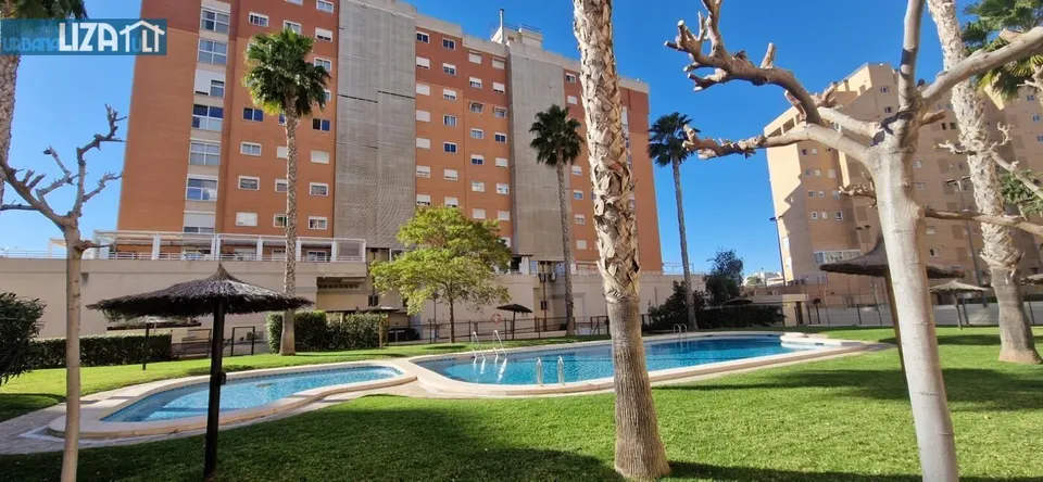 Piso exterior de 4 habitaciones con piscina y garaje