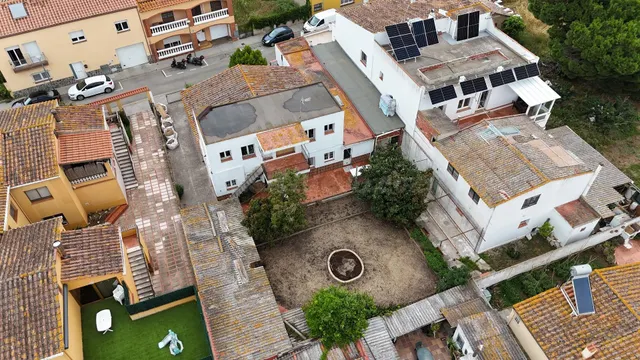 Casa independiente con local comercial, almacén y jardín en  - foto 3