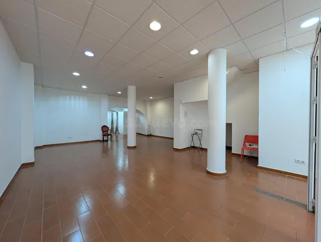 Amplio Local Comercial en el Centro de Ayamonte, Ideal para 