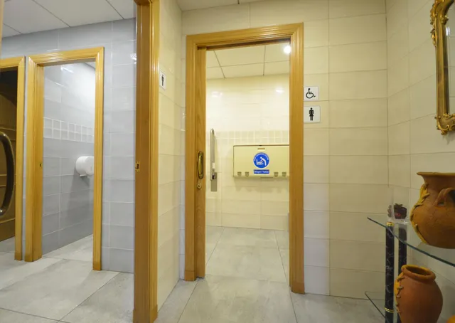 Negocio de restaurante-bar en funcionamiento en local esquinero de 402 m2 — 29