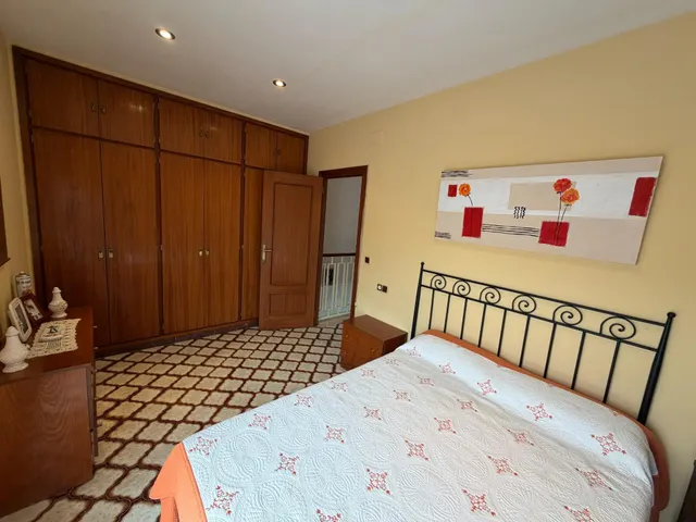 VIVIENDA ADOSADA DE 3 PLANTAS CON GARAJE , 4 habitaciones , AMPLIAS TERRAZAS EN SEGUR DE CALAFELL. — 20