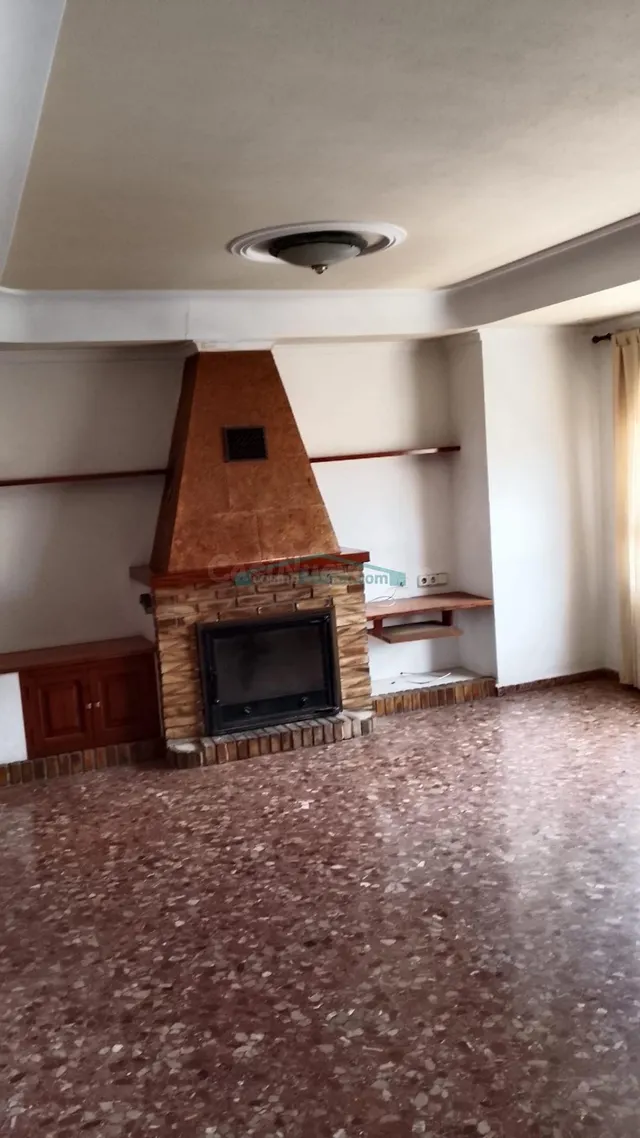 AMPLIA VIVIENDA DE 150 m2 CON CHIMENEA EN BENIFAIÓ - foto 2