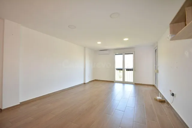 Gran apartamento reformado a 200 metros de la palya central  - foto 2