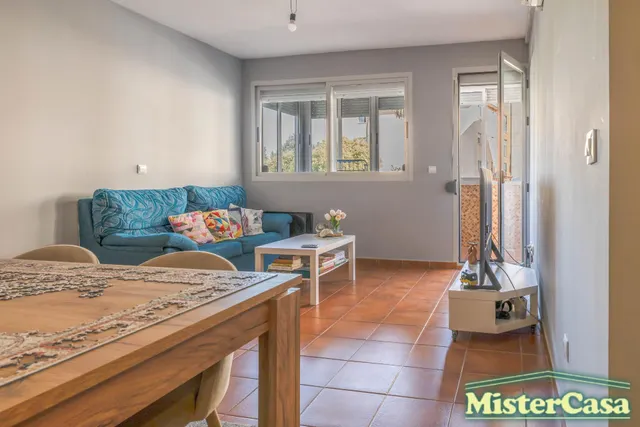 EXCLUSIVA. Piso zona sur VPO . 3 dormitorios , 2 baños , terraza . Plaza de garaje y trastero . — 8