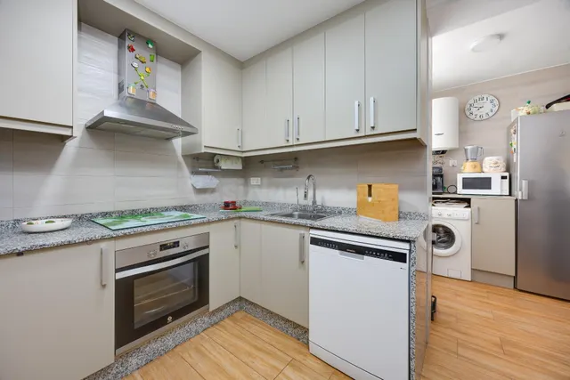 Apartamento reformado de 3 dormitorios y 2 baños a escasos 75 metros de la playa del acequión — 2