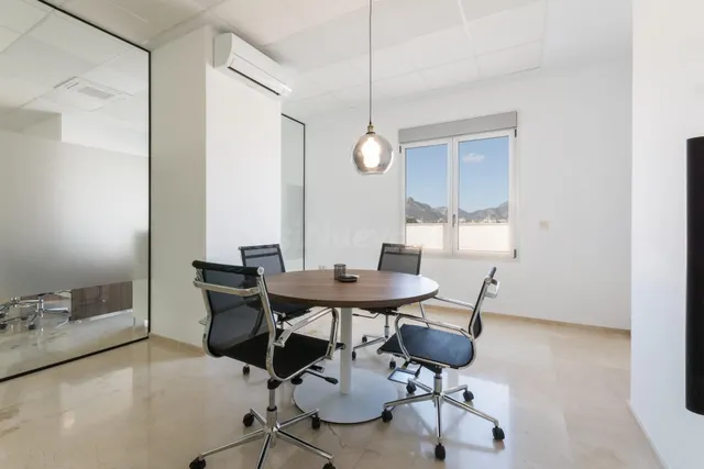Oficinas en Zona Premium - Amplios Espacios de Trabajo - foto 2