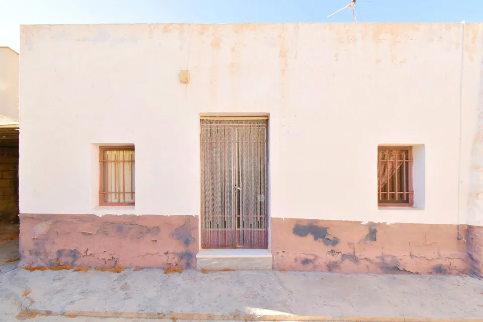 Casa a reformar en ejido norte con porche y zona de aparcamiento !!!!