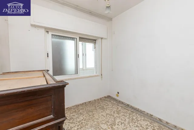 Piso en esquina con terraza y vistas a Plaza Mariana Pineda, Granada — 34