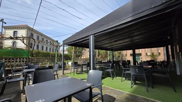Único Activo de Hostelería con Parking Privado y Terraza lit - foto 2