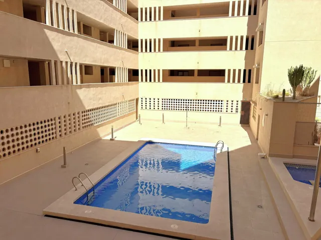 Apartamento moderno y espacioso en primera línea de mar junto a Playa del Cura. ¡3 dormitorios, 2 baños, balcón con vistas al mar (sureste) y piscina comunitaria! — 40