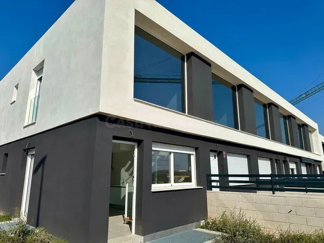 Vivienda moderna con sótano, 3 dormitorios y piscina comunit