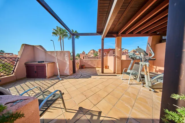AMPLIA CASA DE 5 DORMITORIOS CON GARAJE, GRANDES TERRAZAS Y VISTAS AL CAMPO DE GOLF EN PLAYA GRANADA — 30