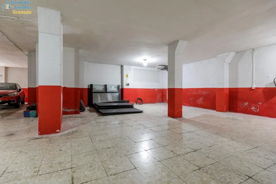 Local Comercial con 254 metros cuadrados junto a Carretera de la Sierra.