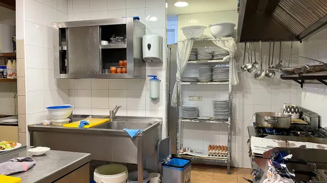 Venta de restaurante y fábrica de embutidos — 31