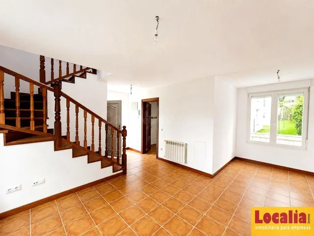 Chalet pareado con jardín en Argomilla de Cayón - foto 3