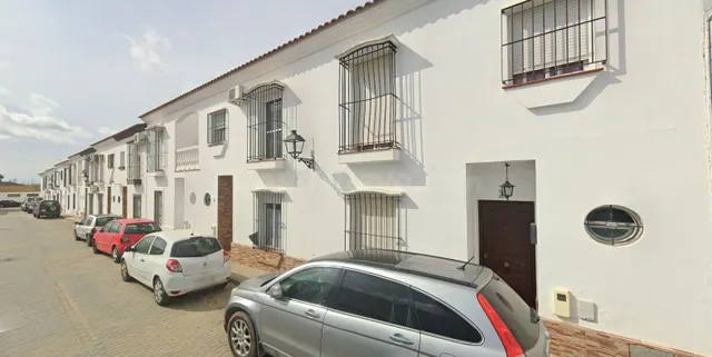 Se vende Casa Adosada OKUPADA en Calle Ejido 34 Villablanca,