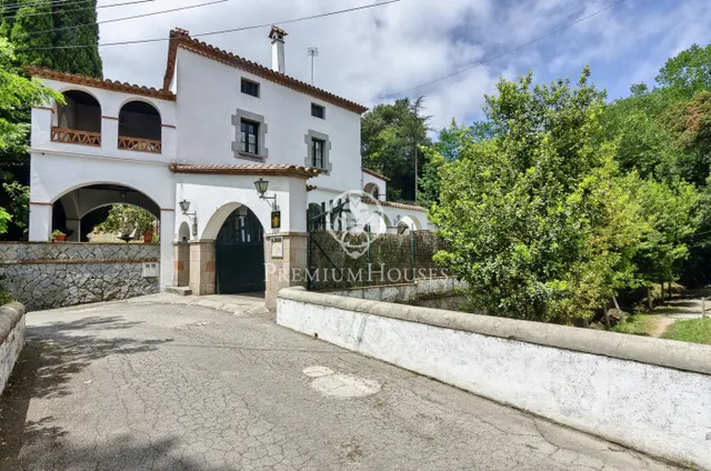 Masía céntrica en venta en Orrius, con negocio en funcionamiento (hostelería) — 2