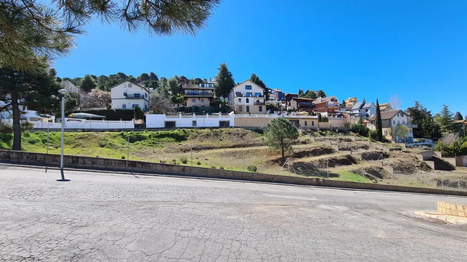 Parcela urbana de 2.000 m2 en la Zubia en un entorno único.