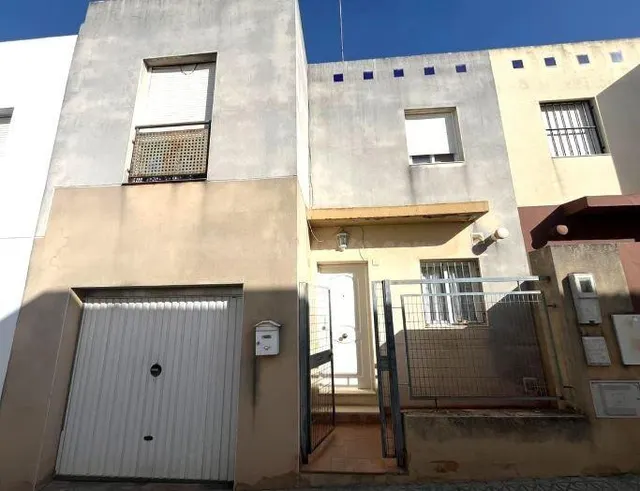SE VENDE casa adosada OKUPA en C Coronil 5 de Mairena del Al - foto 2
