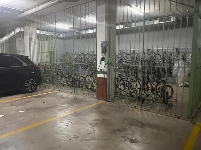 Seminuevo con terraza, piscina, parking y trastero — 25