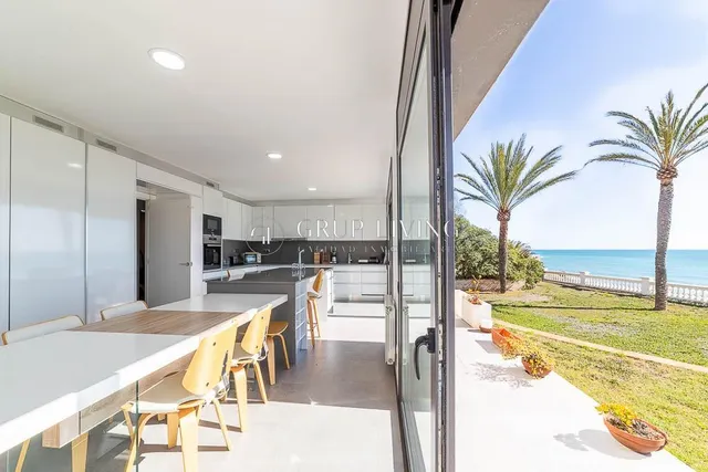 CASA EN PRIMERA LINEA DE MAR — 12