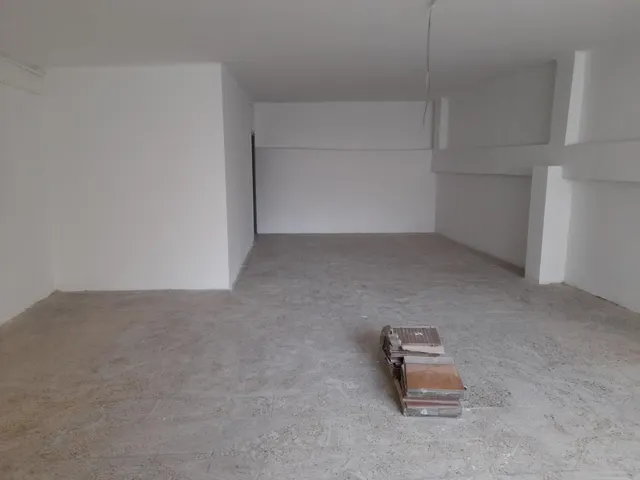 Gran local comercial de 275m2 con patio en la Eixample — 7