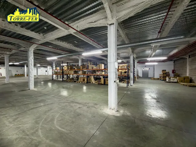 ¡Espacio diáfano en alquiler dentro de nave comercial!