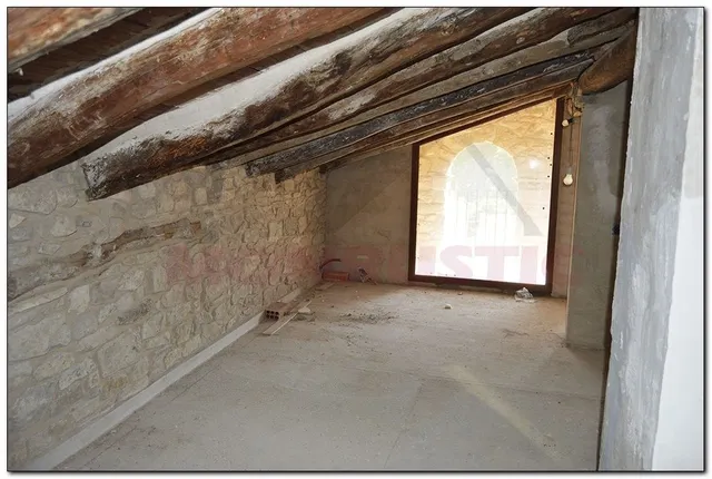 CASA DE PIEDRA ESQUINERA DE 257 M2 PRCTICAMNTE REFORMADA DE PIEDRA, 3 DORMITORIOS SUITES. — 37
