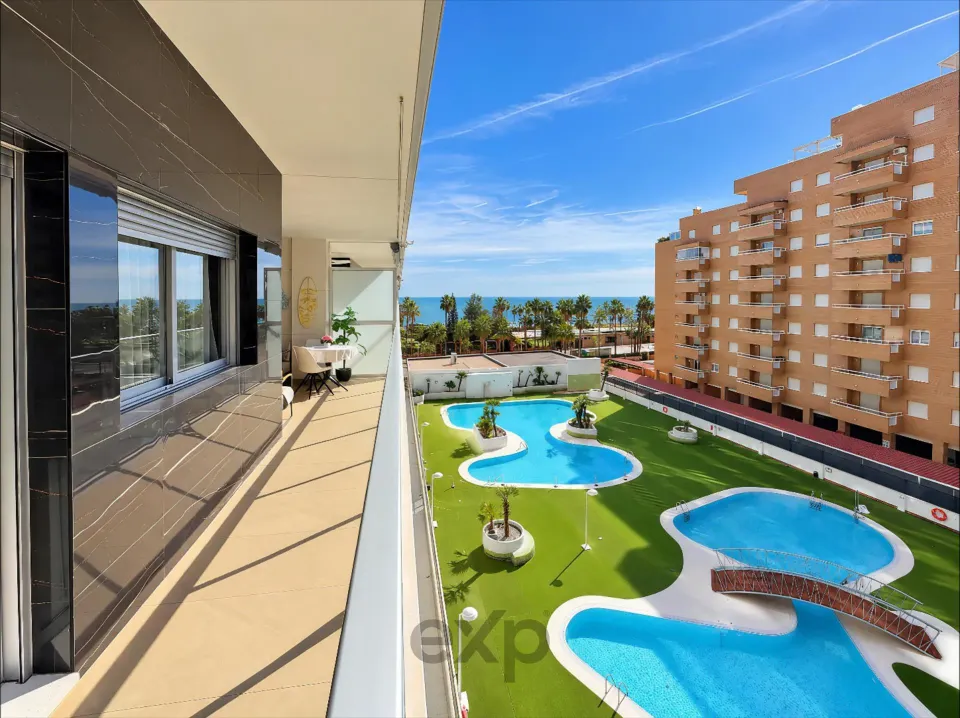 Piso en primera linea de playa de 2 habitaciones y 2 baños con terraza, piscina, garaje y trastero en Marina d’Or