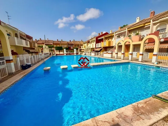 Adosado reformado con piscina comunitaria y garaje cerrado e