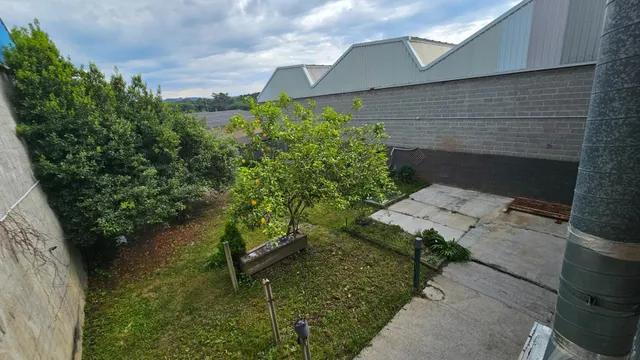 Nave comercial con alojamiento, aparcamiento y parcela en A Gándara — 35