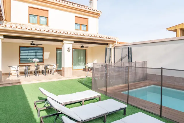 ¡Descubre el hogar de tus sueños en este espectacular chalet independiente! — 23