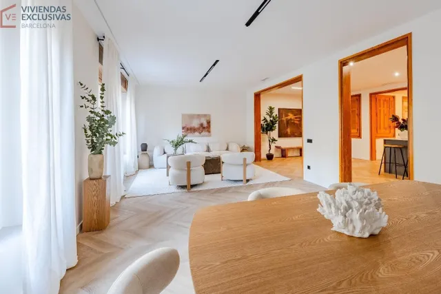 Vivienda de 214 m2 reformada con 4 dormitorios, suite y dos 