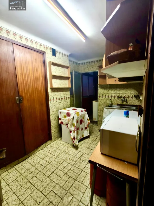 Grupo la Noria VENDE piso CON ascensor para REFORMAR y cochera individual con vado. 3 habitaciones, 1 baño. — 19