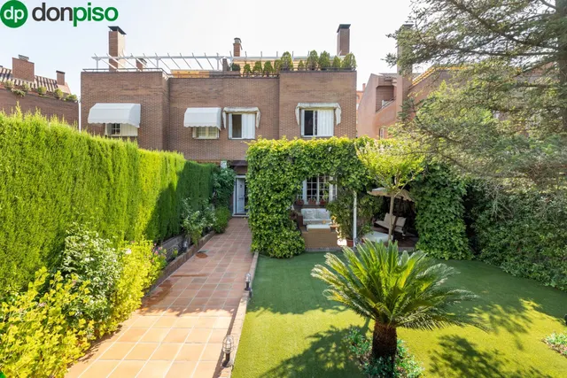 CHALET ADOSADO EN URBANIZACIÓN ADORATRICES — 7