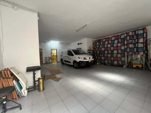 Local apto para diversos usos, garaje, almacén, comercio, cerca del Passeig Verdaguer por 79.000 Eur — 2