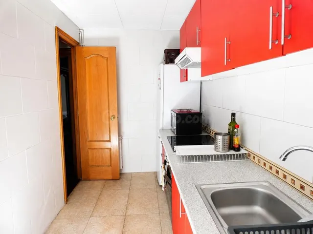 Amplio y luminoso piso de 4 habitaciones en el centro de Manresa con balcón y ascensor. — 2
